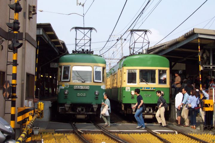 長谷駅で交換する300型と500型