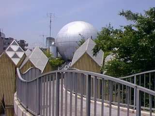 $B%f%K!<%/$J7A$NJbF;66$N@h$KBgCO5e57$,(B