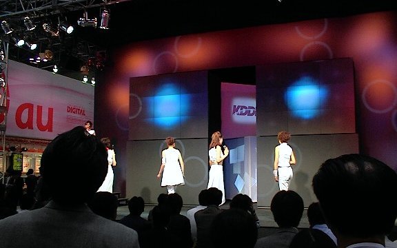 2000年6月、ビジネスショウ2000での DDI, KDD, IDO 合同ブース。