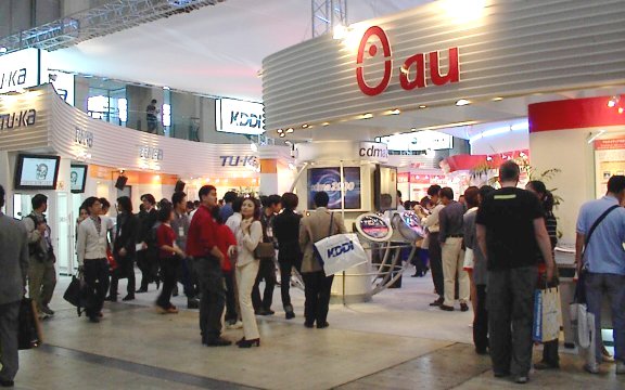 統合直後、CEATEC JAPAN 2000 の KDDI ブース。