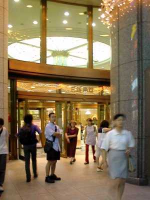 甲州街道側入口の大理石の柱