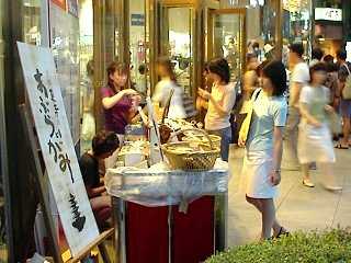 「あぶらがみ」販売ワゴンにも人が集まる