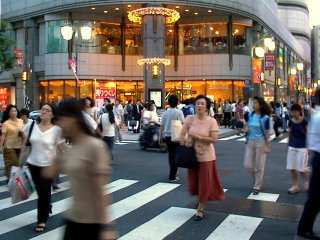 道路を行き交う人々
