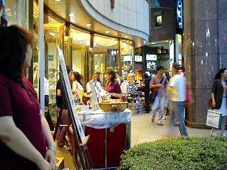 入口脇で人を待つ若い女性