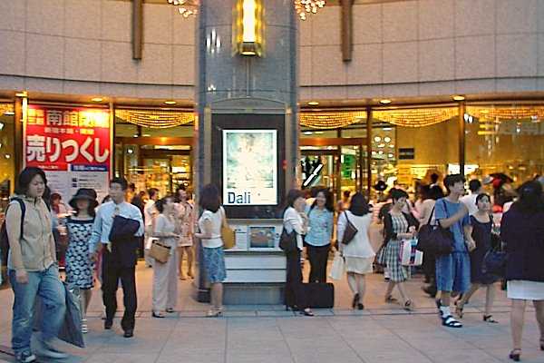 正面入口の賑わい