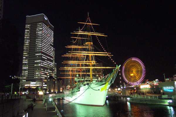 $B%S%k$H4QMw<V$K0O$^$l$?F|K\4]!