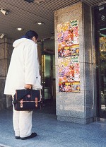 ポスターを見入るNちゃん