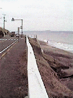 久里浜 砂浜ぞいの道路