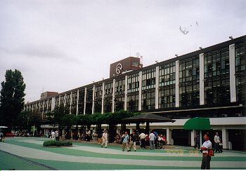 札幌競馬場スタンド(パドック側)
