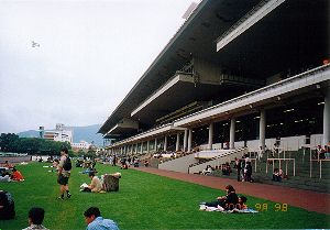 札幌競馬場スタンド(馬場側)