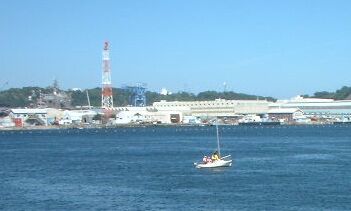 旧海軍工廠後、手前にはなぜか反対運動の小船が