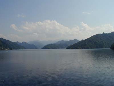 奥只見ダムより遠く平が岳を望む。