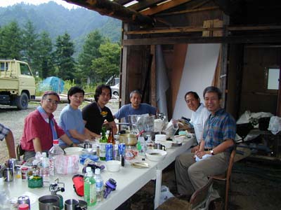 まずは豪華なすき焼きで元気をつけます。