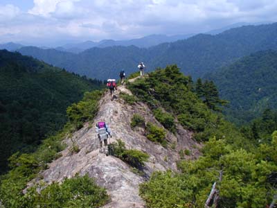 痩せ尾根を下る