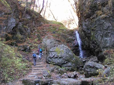 岩石園の奥に綾広の滝がある。