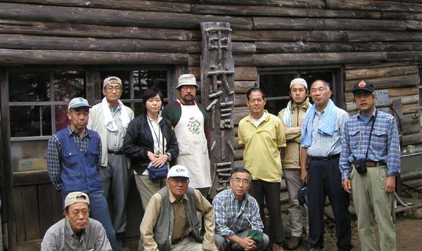 小屋の主人、徳さんを囲んで