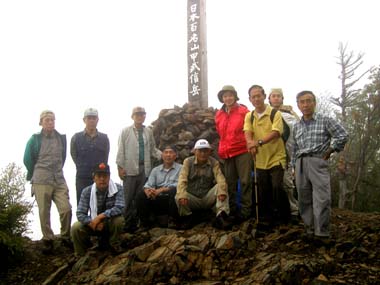 甲武信岳頂上で今回の参加者全員。