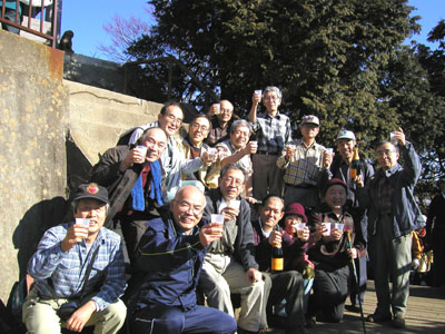 �j�̎R����ŃV�����p���Ŋ��t�B