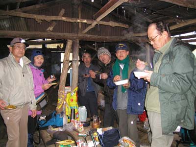 小屋にて楽しい昼食