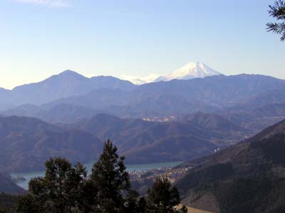 富士山。左に御正体山、手前に相模湖。