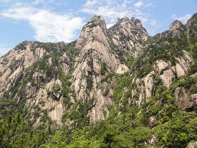 途中の展望台より蓮花峰を望む