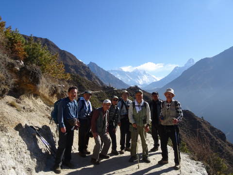 エベレストを背景に